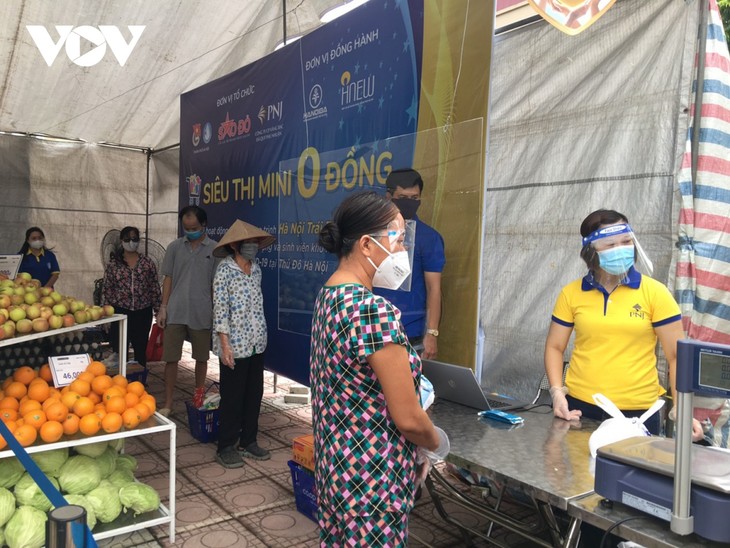 “Siêu thị mini 0 đồng” đầu tiên ở Hà Nội bán hàng miễn phí cho người khó khăn do COVID-19 - ảnh 10