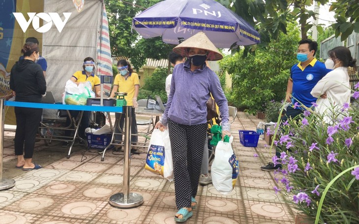 “Siêu thị mini 0 đồng” đầu tiên ở Hà Nội bán hàng miễn phí cho người khó khăn do COVID-19 - ảnh 13