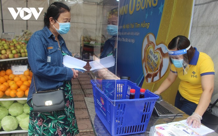 “Siêu thị mini 0 đồng” đầu tiên ở Hà Nội bán hàng miễn phí cho người khó khăn do COVID-19 - ảnh 15