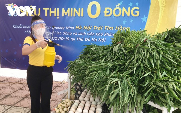 “Siêu thị mini 0 đồng” đầu tiên ở Hà Nội bán hàng miễn phí cho người khó khăn do COVID-19 - ảnh 1