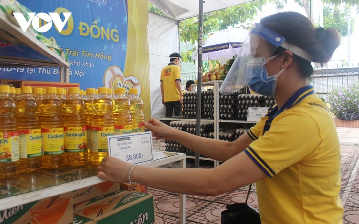 “Siêu thị mini 0 đồng” đầu tiên ở Hà Nội bán hàng miễn phí cho người khó khăn do COVID-19 - ảnh 3