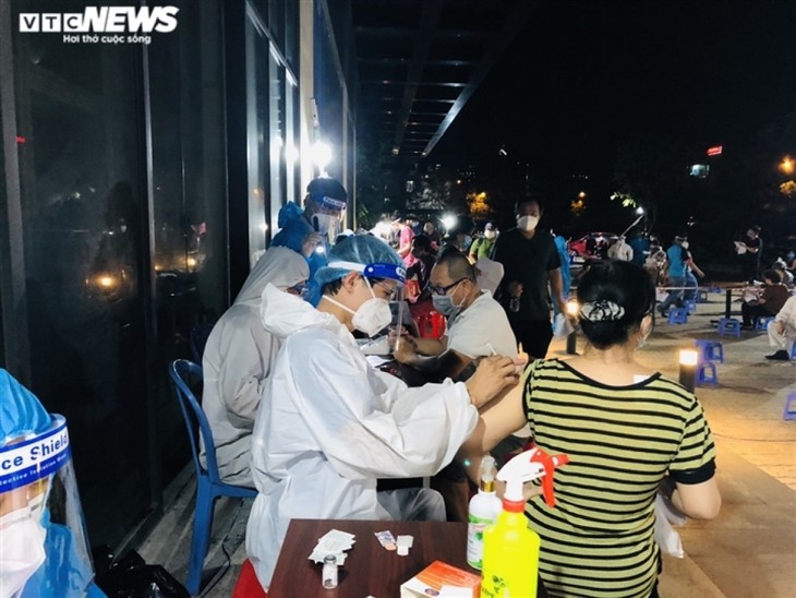 Night COVID-19 vaccination for HCM City residents - ảnh 12
