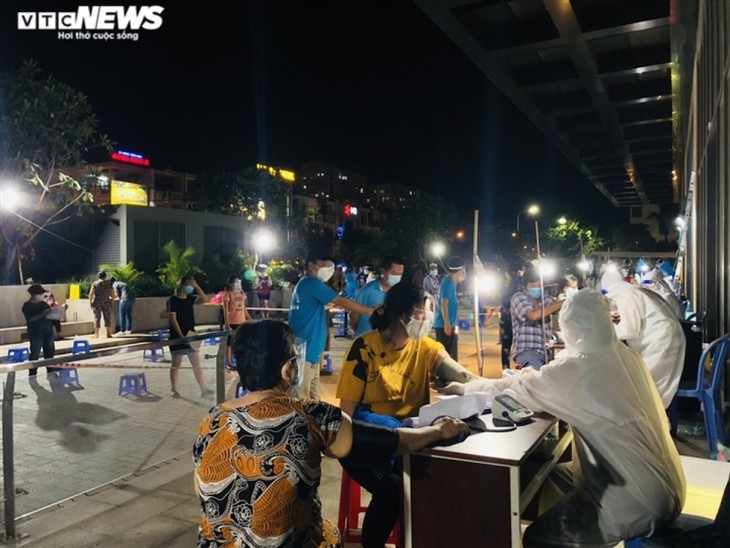 Night COVID-19 vaccination for HCM City residents - ảnh 1