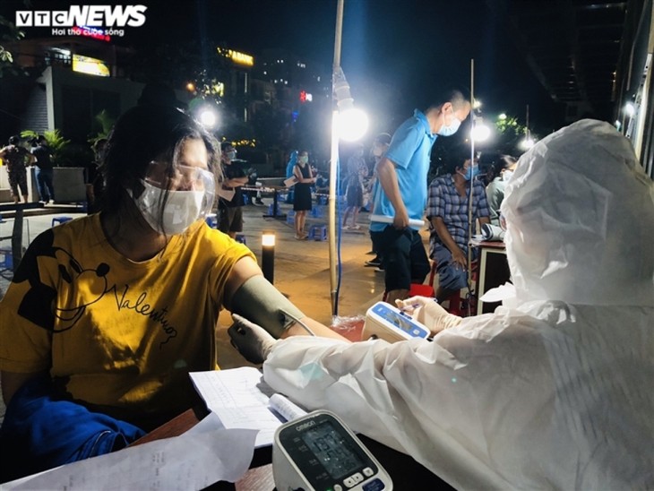Night COVID-19 vaccination for HCM City residents - ảnh 5