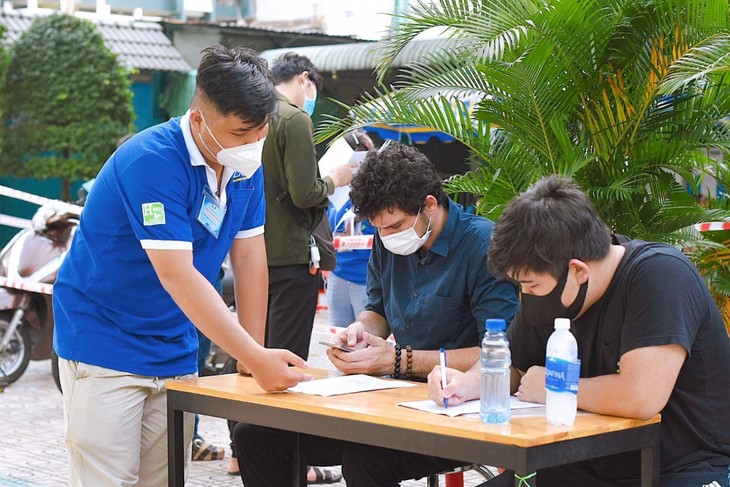 Foreigners receive COVID-19 vaccines in HCM City - ảnh 1