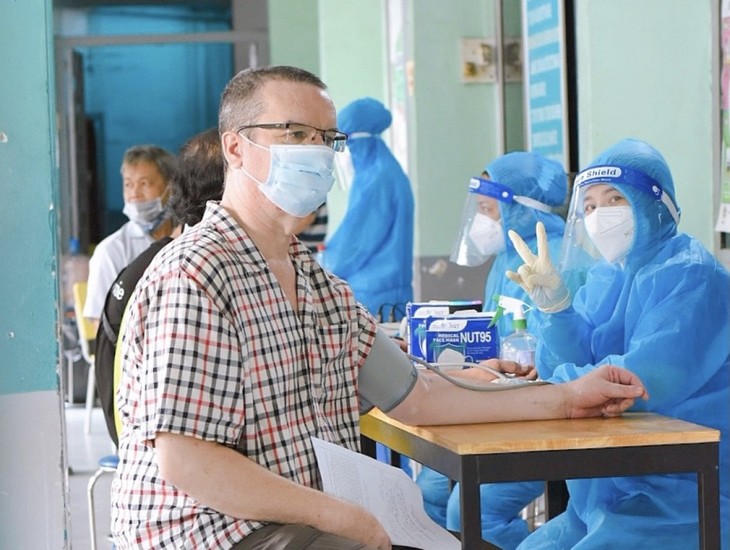 Foreigners receive COVID-19 vaccines in HCM City - ảnh 3