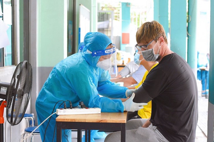 Foreigners receive COVID-19 vaccines in HCM City - ảnh 8