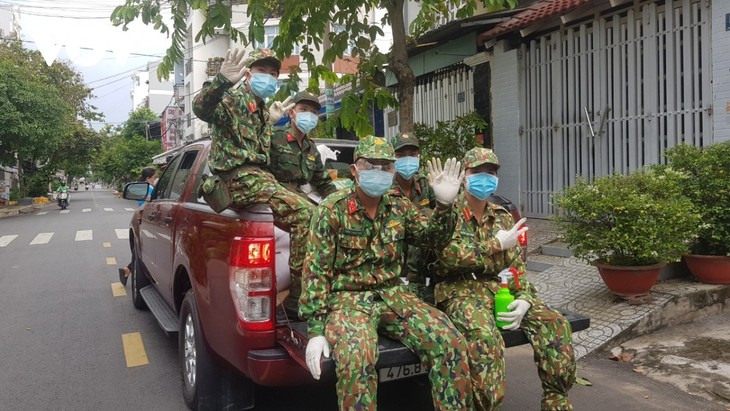 Bộ đội rong ruổi khắp các ngõ hẻm đưa lương thực, thực phẩm đến với người dân - ảnh 5