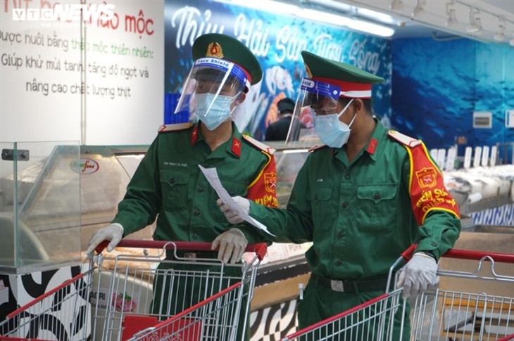 Military forces help locals shop amid tighter restrictions in HCM City - ảnh 1