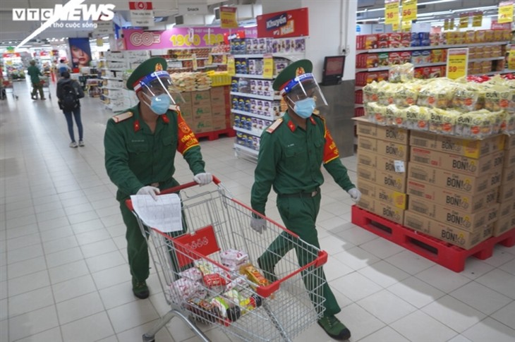 Military forces help locals shop amid tighter restrictions in HCM City - ảnh 2