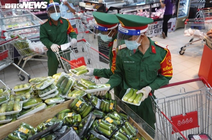 Military forces help locals shop amid tighter restrictions in HCM City - ảnh 7