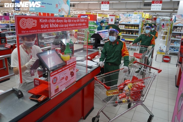 Military forces help locals shop amid tighter restrictions in HCM City - ảnh 9