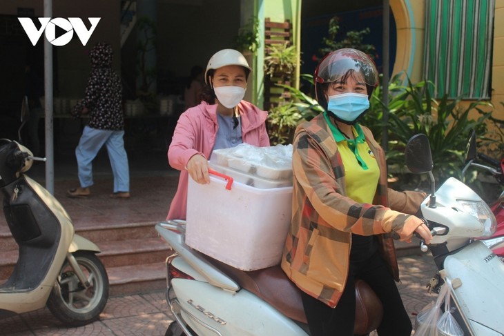 Women of Hanoi offer free meals for frontline workers during COVID-19 fight - ảnh 10
