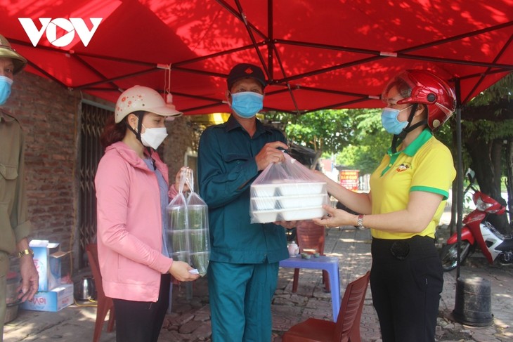 Women of Hanoi offer free meals for frontline workers during COVID-19 fight - ảnh 11