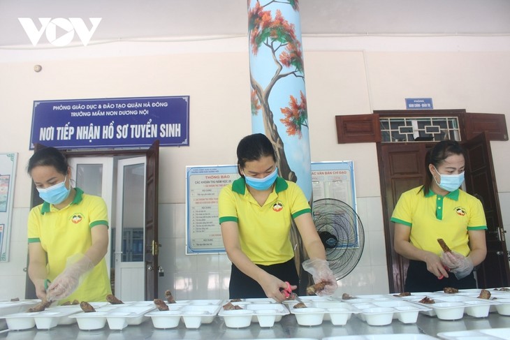 Women of Hanoi offer free meals for frontline workers during COVID-19 fight - ảnh 12