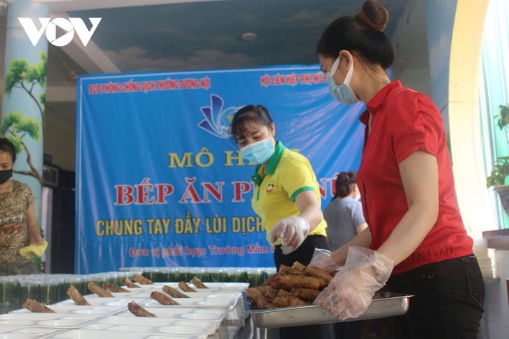 Women of Hanoi offer free meals for frontline workers during COVID-19 fight - ảnh 3