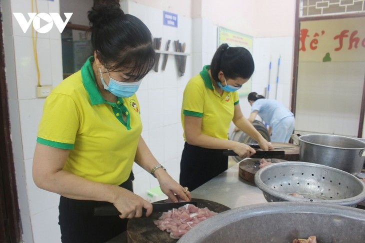 Women of Hanoi offer free meals for frontline workers during COVID-19 fight - ảnh 4