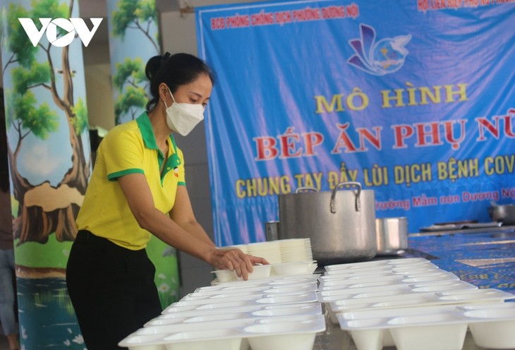 Women of Hanoi offer free meals for frontline workers during COVID-19 fight - ảnh 8