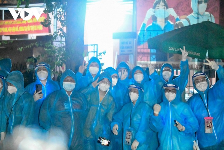 Hanoi lifts lockdown on largest COVID-19 hotspot - ảnh 11