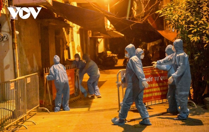 Hanoi lifts lockdown on largest COVID-19 hotspot - ảnh 6