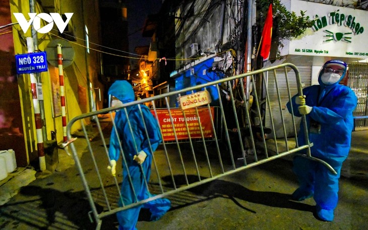 Hanoi lifts lockdown on largest COVID-19 hotspot - ảnh 8