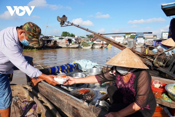 Can Tho floating market busy again during new normal period - ảnh 5
