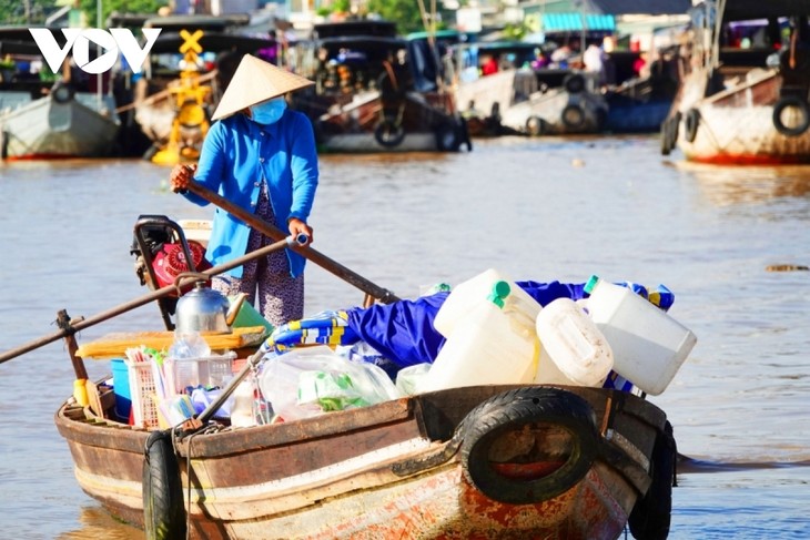 Can Tho floating market busy again during new normal period - ảnh 7