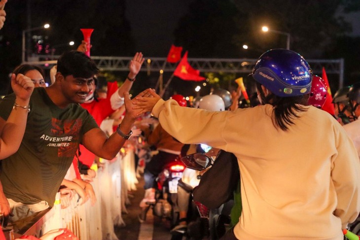 Fans wildly excited about Vietnam’s 1-0 win over Thailand to secure gold at SEA Games - ảnh 10