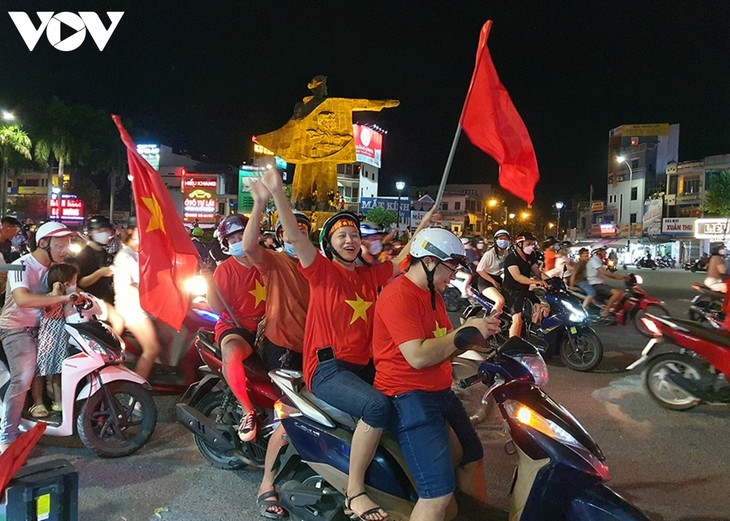 Fans wildly excited about Vietnam’s 1-0 win over Thailand to secure gold at SEA Games - ảnh 5