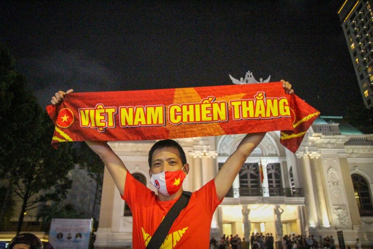 Fans wildly excited about Vietnam’s 1-0 win over Thailand to secure gold at SEA Games - ảnh 9