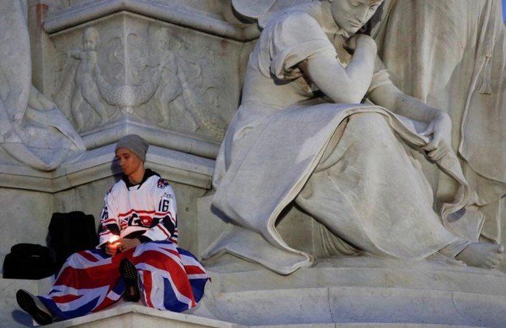 Người dân và Hoàng gia Anh tiếc thương Nữ hoàng Elizabeth II - ảnh 8
