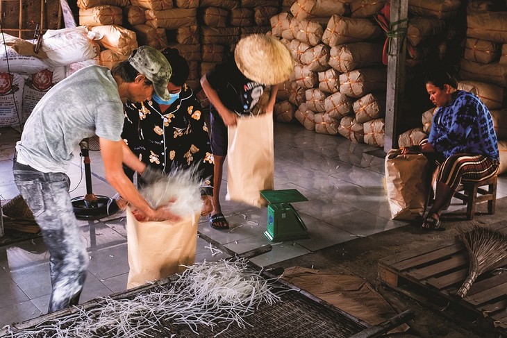 Những bức ảnh đặc sắc về làng nghề làm bột khoai ở Tây Ninh - ảnh 10