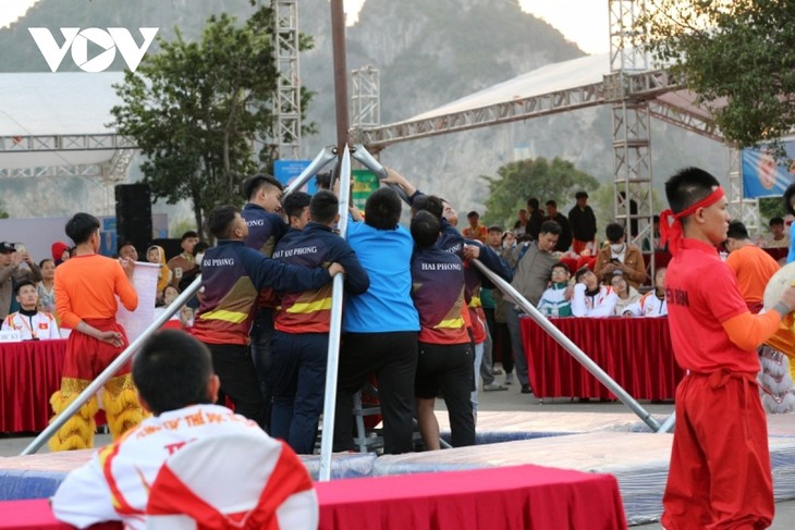 Hàng trăm người dân nô nức xem múa lân Đại hội Thể thao toàn quốc lần thứ IX - ảnh 8