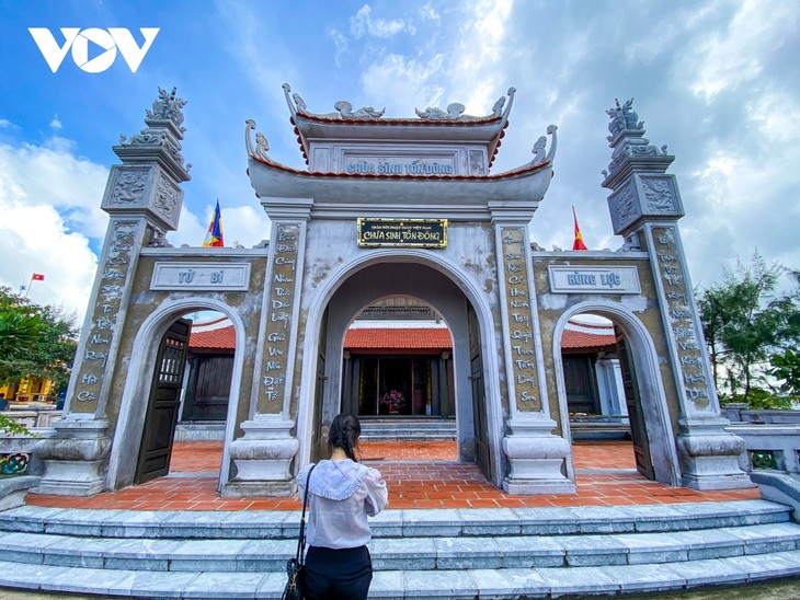 Ghé thăm ngôi chùa thanh bình trên đảo Sinh Tồn Đông - ảnh 4