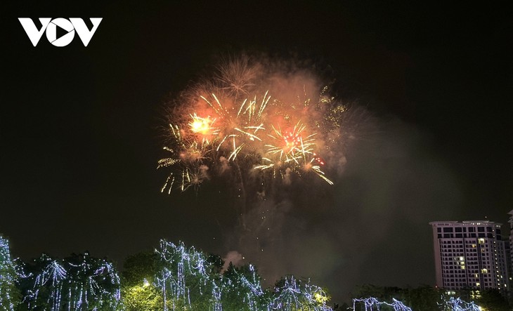 Những màn pháo hoa rực rỡ khắp cả nước đón năm mới Quý Mão - ảnh 16