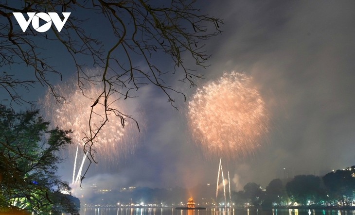 Những màn pháo hoa rực rỡ khắp cả nước đón năm mới Quý Mão - ảnh 1