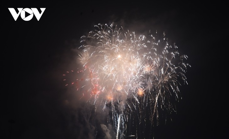 Những màn pháo hoa rực rỡ khắp cả nước đón năm mới Quý Mão - ảnh 20