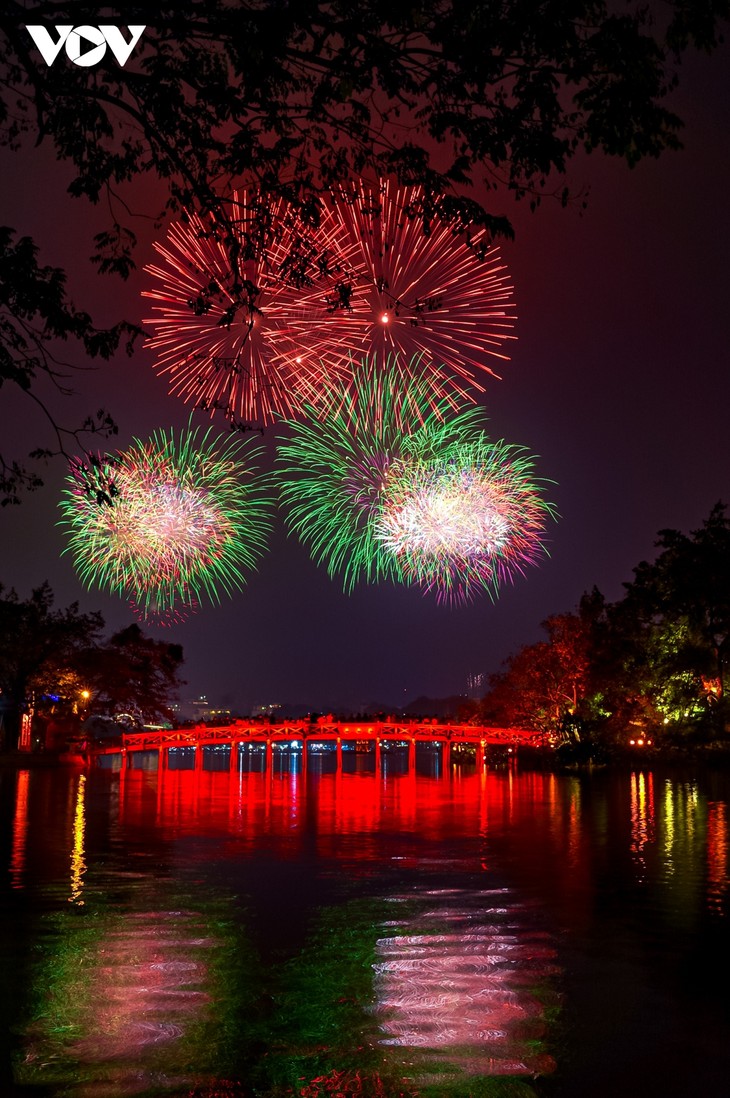 Màn pháo hoa lung linh tại thủ đô Hà Nội, chào năm mới Quý Mão 2023 - ảnh 2