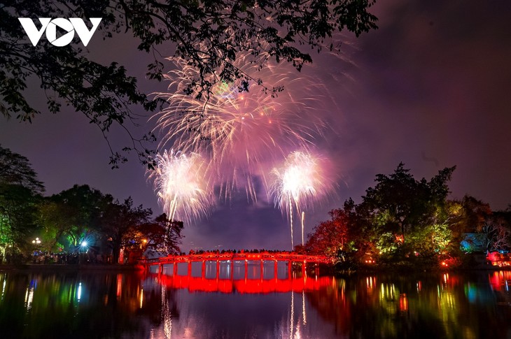 Màn pháo hoa lung linh tại thủ đô Hà Nội, chào năm mới Quý Mão 2023 - ảnh 3