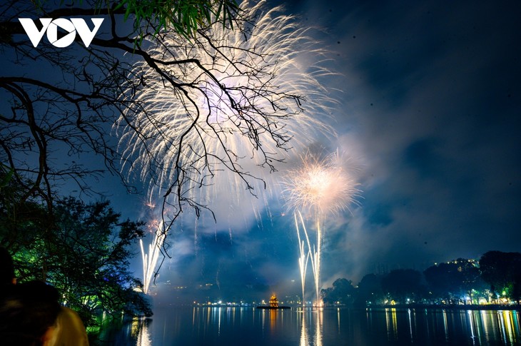 Màn pháo hoa lung linh tại thủ đô Hà Nội, chào năm mới Quý Mão 2023 - ảnh 4