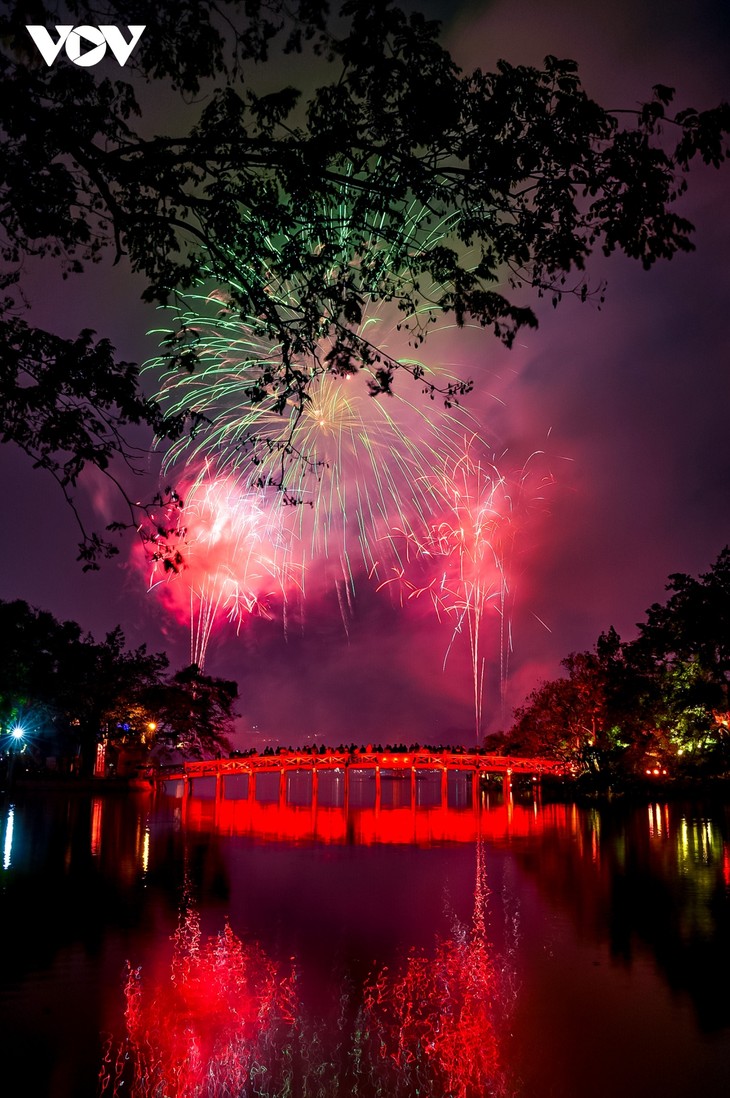 Màn pháo hoa lung linh tại thủ đô Hà Nội, chào năm mới Quý Mão 2023 - ảnh 5