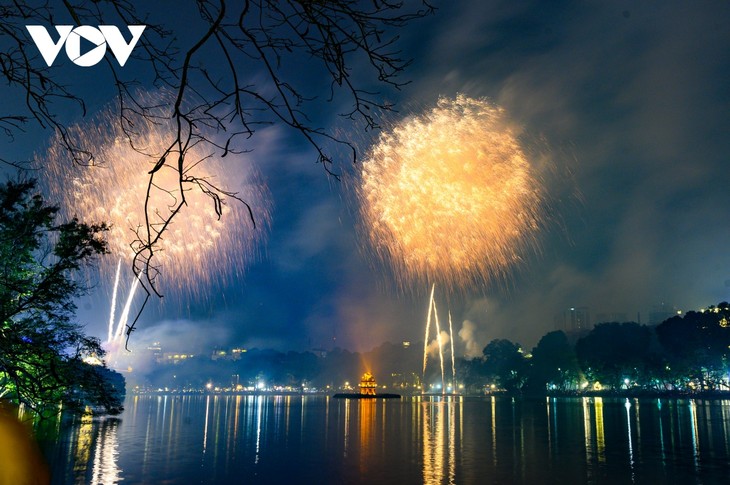 Màn pháo hoa lung linh tại thủ đô Hà Nội, chào năm mới Quý Mão 2023 - ảnh 6