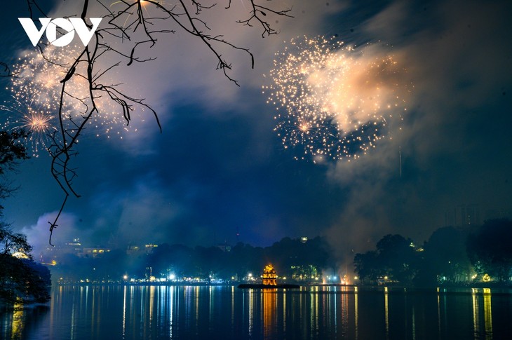 Màn pháo hoa lung linh tại thủ đô Hà Nội, chào năm mới Quý Mão 2023 - ảnh 7