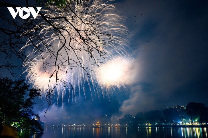 Màn pháo hoa lung linh tại thủ đô Hà Nội, chào năm mới Quý Mão 2023 - ảnh 8