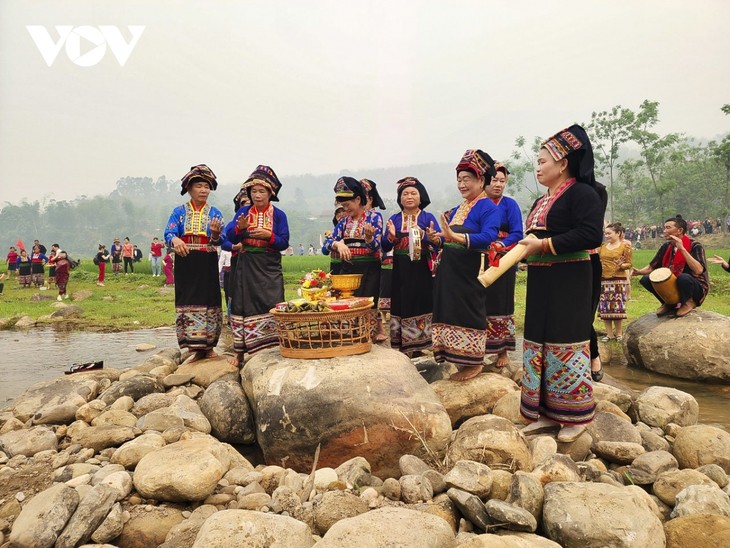 Vui Tết té nước với đồng bào dân tộc Lào ở Điện Biên - ảnh 10