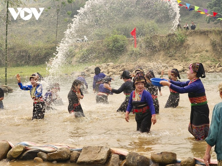 Vui Tết té nước với đồng bào dân tộc Lào ở Điện Biên - ảnh 12