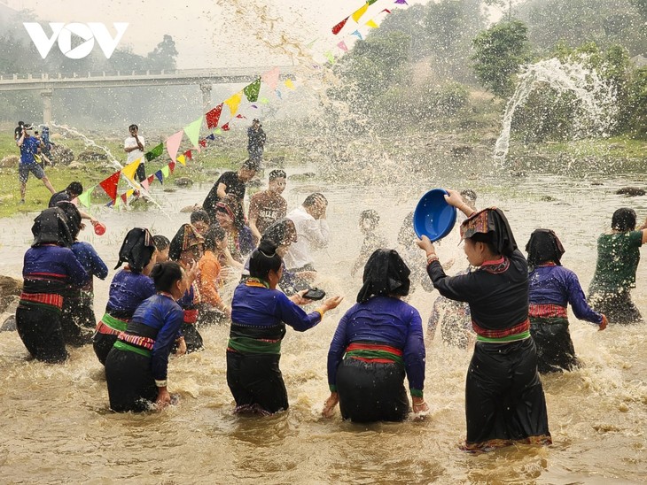 Vui Tết té nước với đồng bào dân tộc Lào ở Điện Biên - ảnh 13