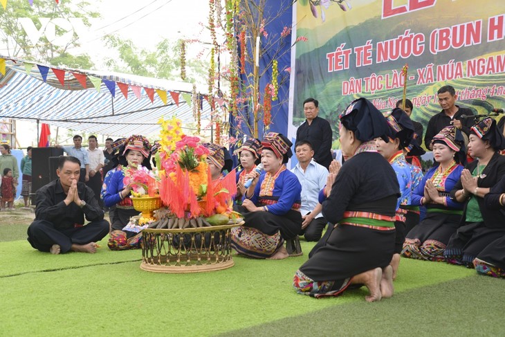 Vui Tết té nước với đồng bào dân tộc Lào ở Điện Biên - ảnh 2