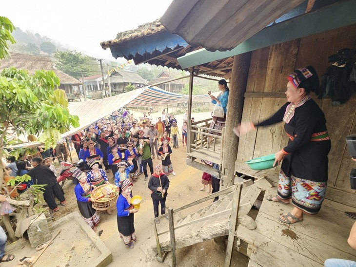 Vui Tết té nước với đồng bào dân tộc Lào ở Điện Biên - ảnh 6