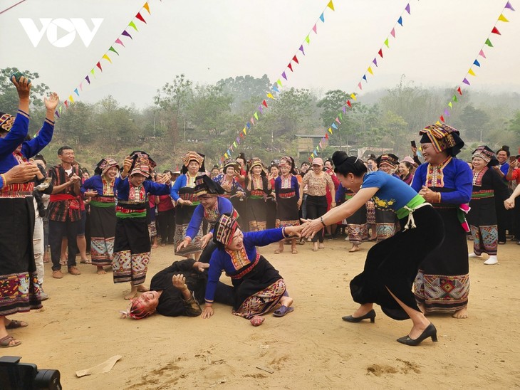 Vui Tết té nước với đồng bào dân tộc Lào ở Điện Biên - ảnh 7
